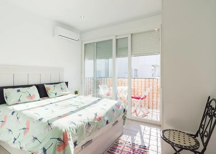 Sea View Apartment W/ 2 Rooms, Beach: 1 Minute