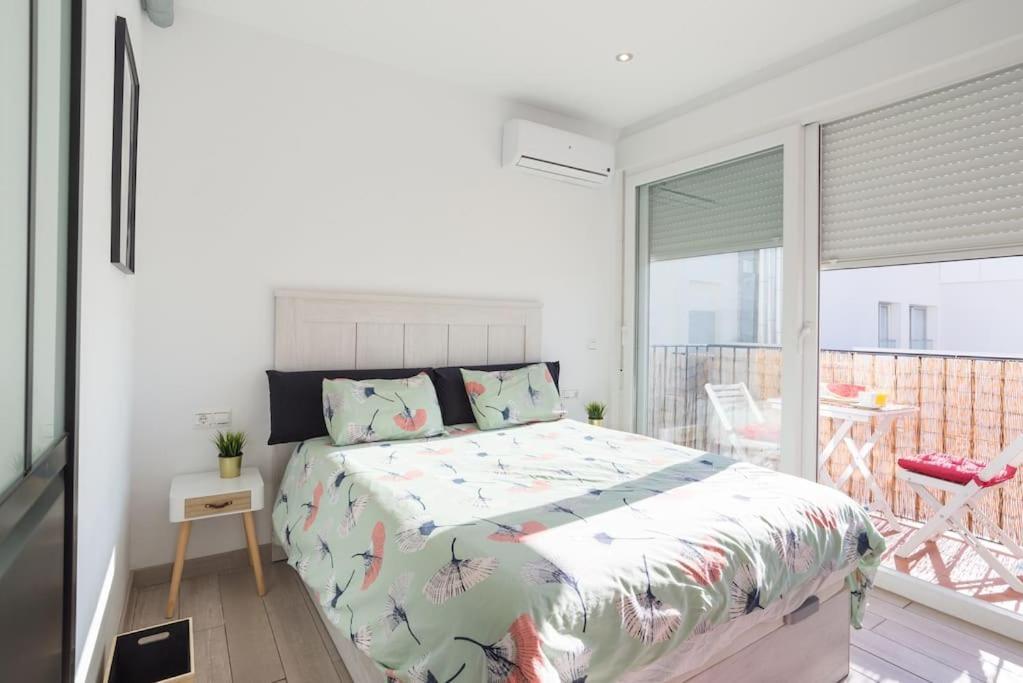 Sea View W/ 2 Rooms, Beach: 1 Minute Apartment